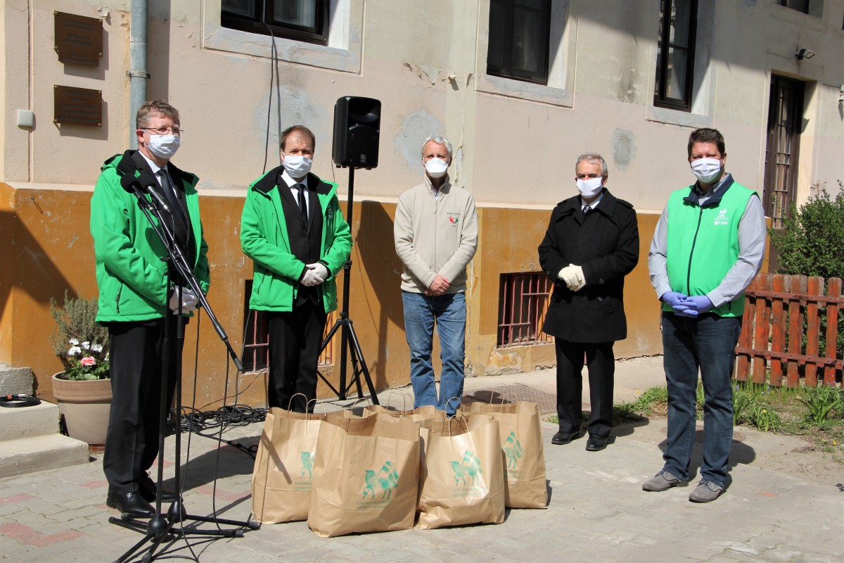 Segélycsomagot kapnak a Tiszántúli Református Egyházkerület diakóniai intézményei