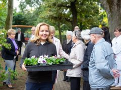 Széles Diána az idősek napján Debrecenben