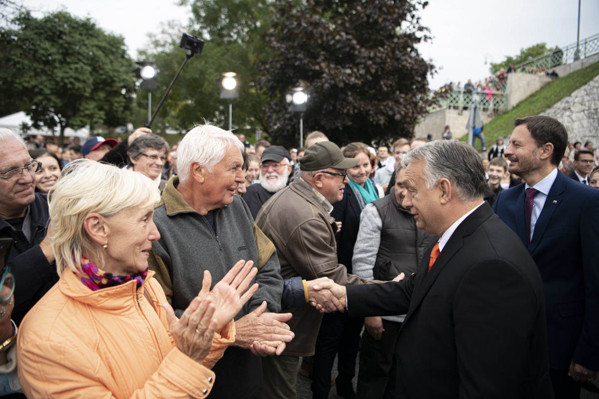 Orbán idősekkel és nyugdíjasokkal