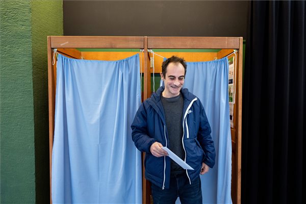 Kovács Gergely szavaz