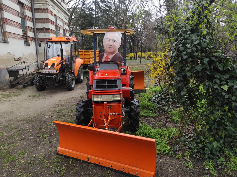 Kósa Lajos plakátja Debrecenben, a Medgyessy sétányon