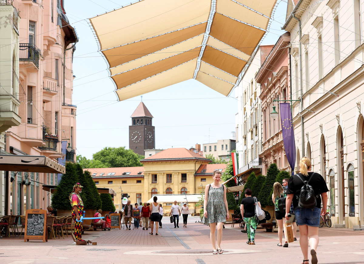 Kánikula a szegedi Kárász utcán