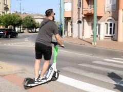 Szeged, elektromos roller, Lime. Fotó: Frank Yvette
