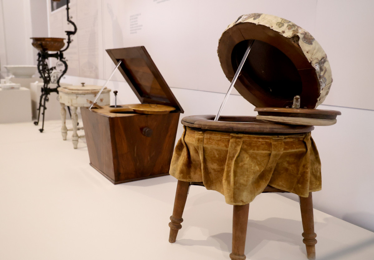 Wc-kiállítás a Fekete házbann