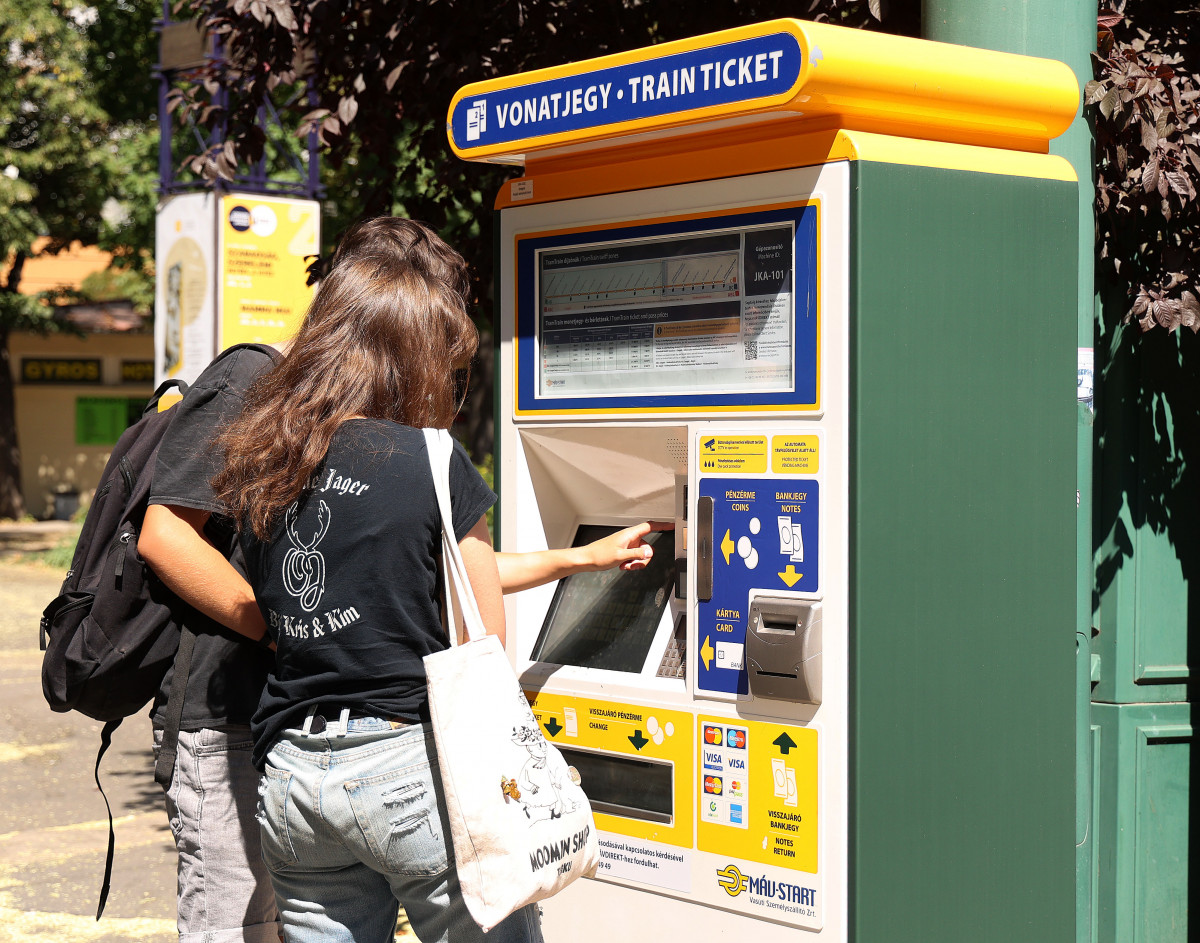 Tramtrain jegyautomata az Aradi vértanuk terén