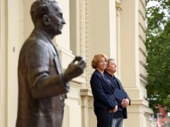 Koszorúzás Szent-Györgyi Albert