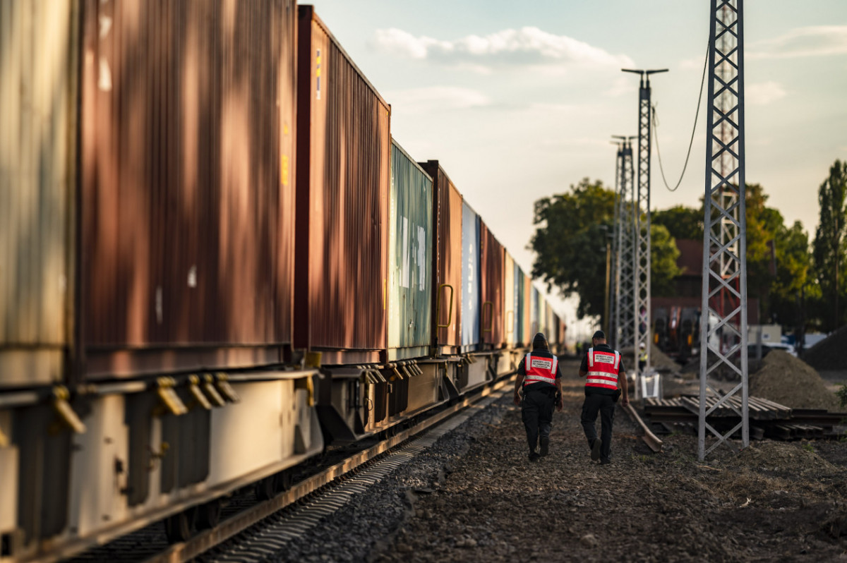 Tehervonat Röszke felé