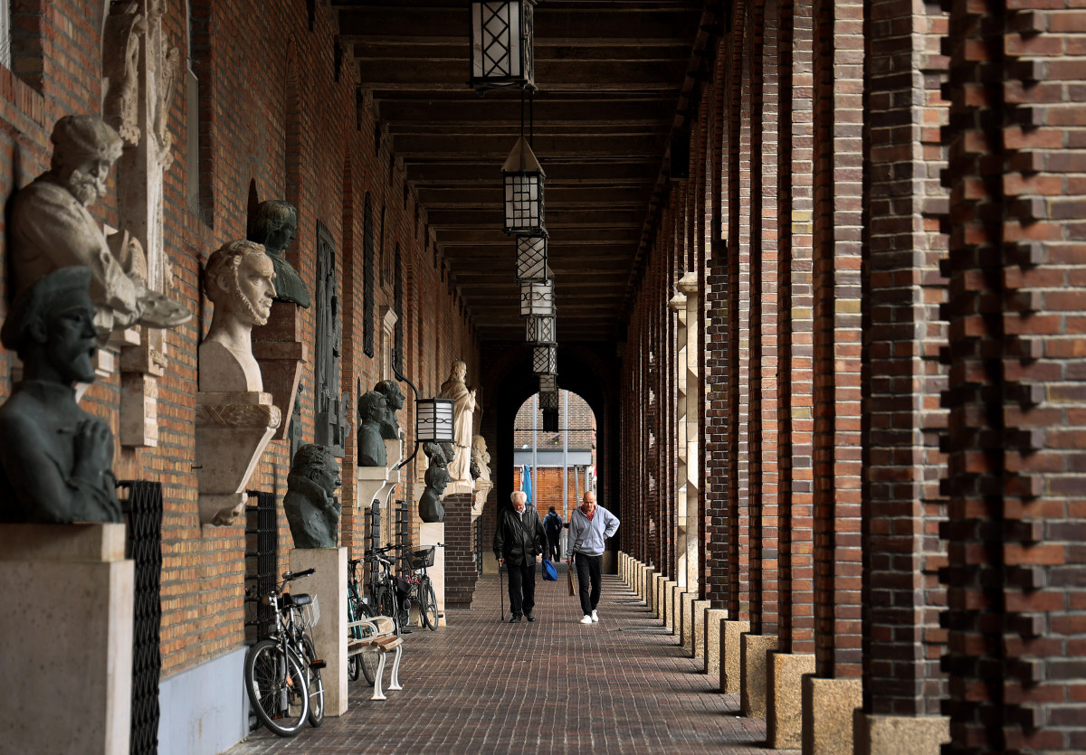 Szeged, árkádsor, pantheon, séta, emberek