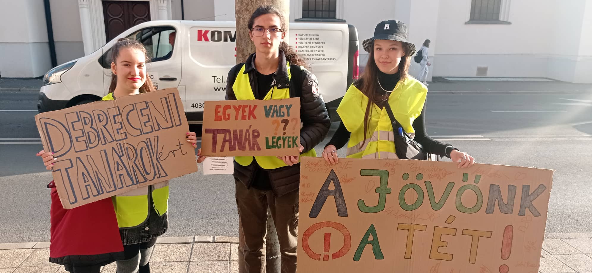 Debrecen élőlánc tüntetés tanárokért