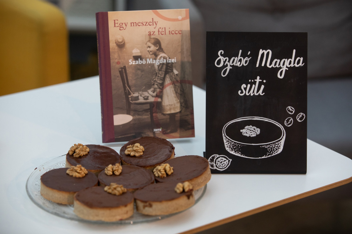 Szabó Magda süti Debrecenben