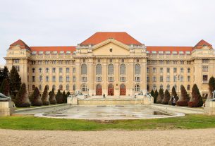 Debrecen, egyetem, központi épület, Egyetem tér