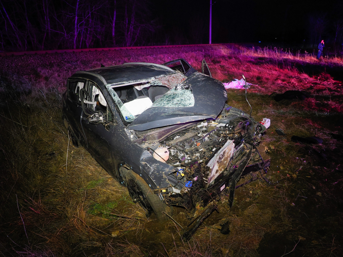 DONKA20230109001 Jászszentlászló, 2023. január 9. Összeroncsolódott személyautó Jászszentlászló külterületén 2023. január 9-én kora hajnalban. Az autó az M5-ös autópálya Budapest felé vezető oldalán haladt, amikor igazoltatni akarták a járőrök. A jármű azonban a rendőrök többszöri jelzése ellenére nem állt meg, hanem az 5402-es számú útra hajtva egy kanyarban lesodródott az útról és felborult. A sofőr a helyszínen meghalt. Az autóban nyolc külföldi tartózkodott, akik valamennyien megsérültek. MTI/Donka Ferenc