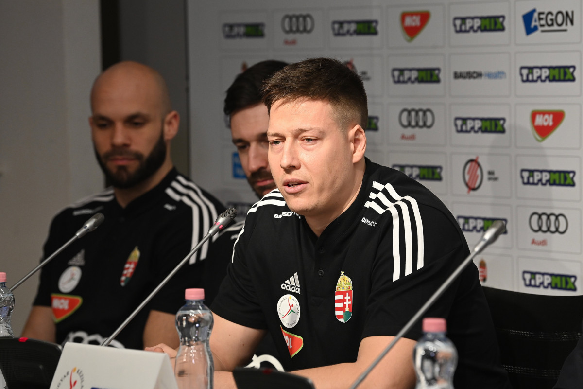 Telki, 2023. január 9. Mikler Roland csapatkapitány (j) beszél, mellette Lékai Máté (k) és Sipos Adrián a január 11-én kezdődő, svéd-lengyel rendezésű olimpiai kvalifikációs férfi kézilabda-világbajnokság kezdete előtt tartott sajtótájékoztatón Telkiben 2023. január 9-én. A magyarok január 12-én a Koreai Köztársaság csapata ellen kezdik meg szereplésüket Kristianstadban. MTI/Máthé Zoltán