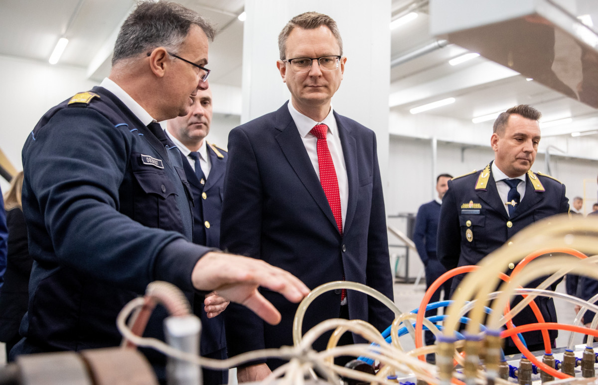 Tamás Zsolt bv. alezredes, a Nagyfa-Alföld Kft. megbízott ügyvezetője (b), Rétvári Bence, a Belügyminisztérium parlamenti államtitkára (k) és Farsang Tamás, bv. dandártábornok, az országos parancsnok gazdasági és informatikai helyettese (j2) a Szegedi Fegyház és Börtön környezetbarát burkolatokat gyártó üzemében 2023. január 11-én. A körforgásos gazdaságba illeszkedő üzemet a Nagyfa-Alföld Kft. üzemelteti fogvatartottak foglalkoztatásával. MTI/Rosta Tibor