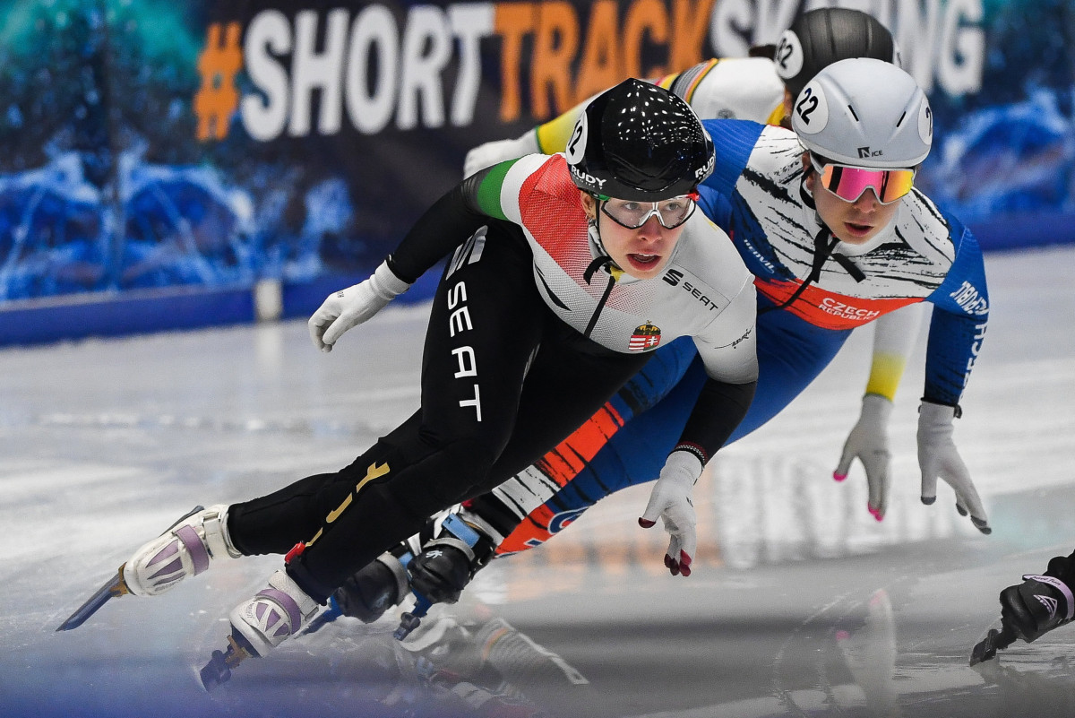 Jászapáti Petra (b) a rövidpályás gyorskorcsolya Európa-bajnokság női 1000 méteres versenyének selejtezőjében a Hala Olivia sportcsarnokban a lengyelországi Gdanskban 2023. január 13-án. MTI/Illyés Tibor