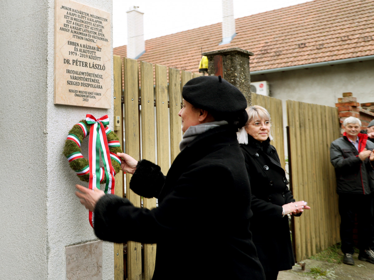 Péter László emléktábla