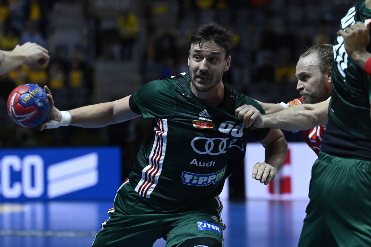 Lékai Máté (b) és a dán Henrik Mollgaard Jensen (j) a férfi kézilabda olimpiai kvalifikációs világbajnokság negyeddöntőjében játszott Magyarország-Dánia mérkőzésen a stockholmi Tele2 Arénában 2023. január 25-én. MTI/Kovács Tamás