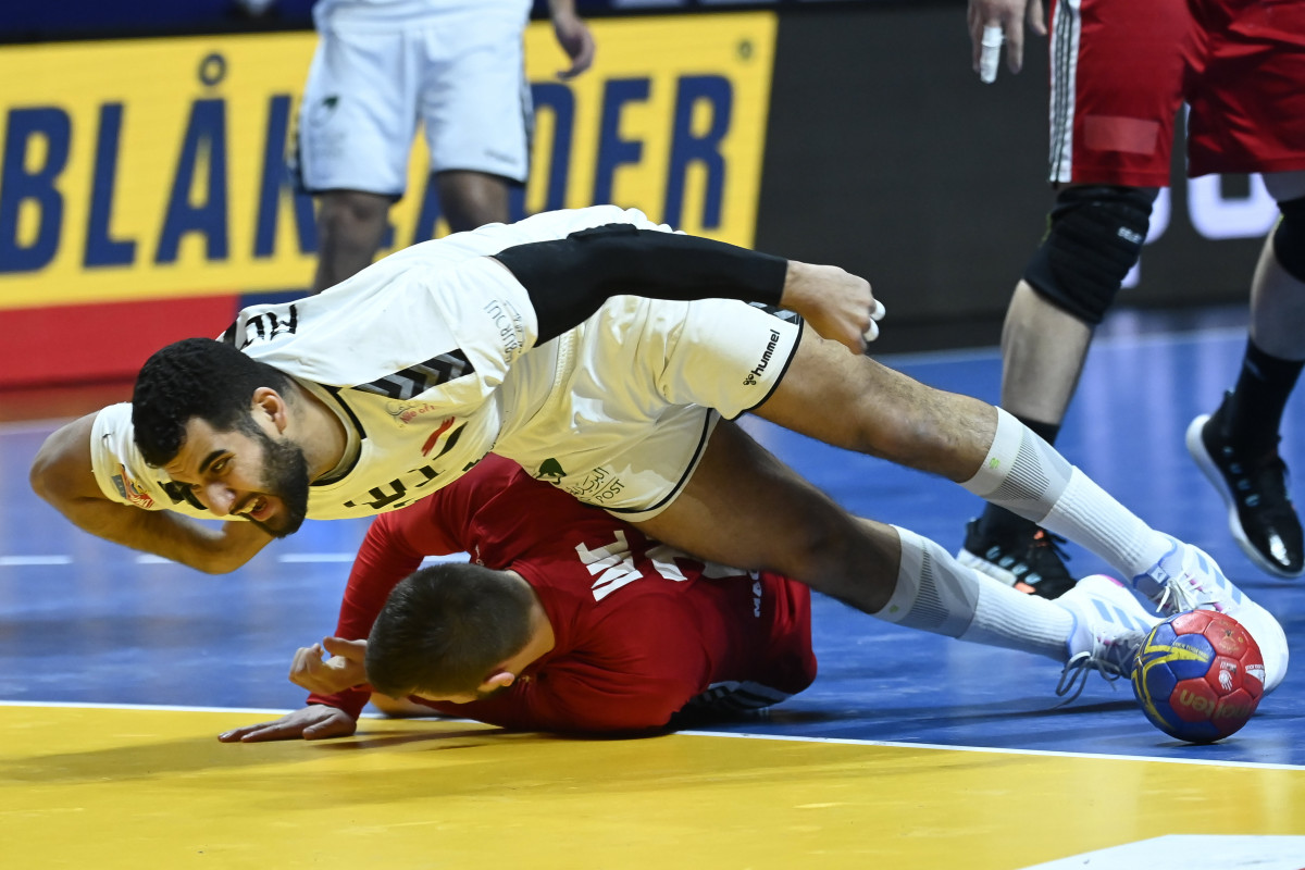 z egyiptomi Ahmed Meszili (fent) és Ilic Zoran a férfi kézilabda olimpiai kvalifikációs világbajnokság 7. helyéért játszott Magyarország - Egyiptom mérkőzésen a stockholmi Tele2 Arénában 2023. január 29-én. MTI/Kovács Tamás