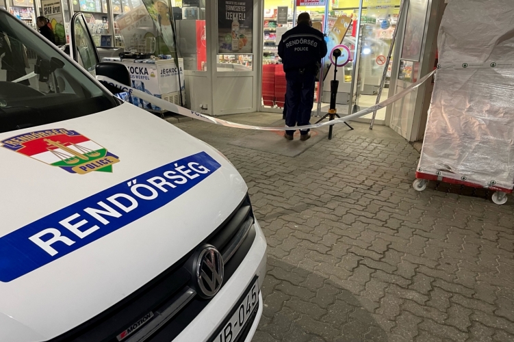 Reggel parfümöket, este csokoládét lopott és még egy alkalmazottat is megütött a benzinkúton