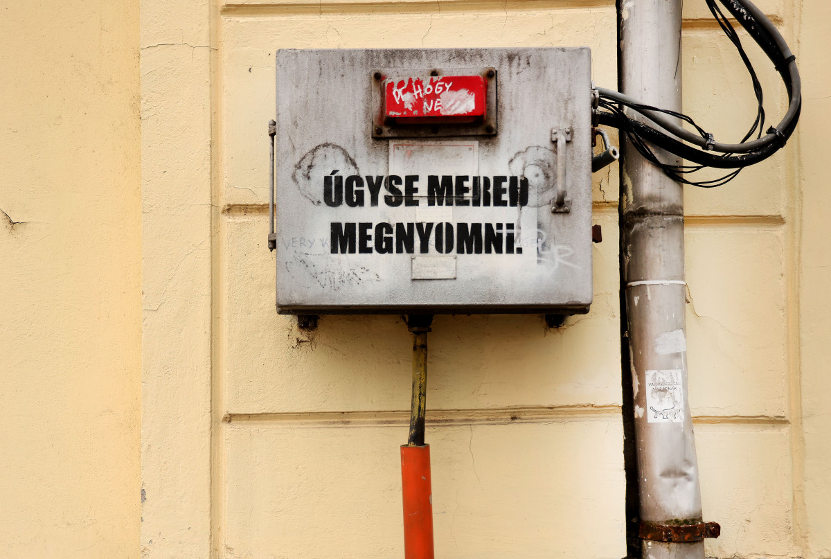 Szeged, graffiti, kapcsoló, felirat