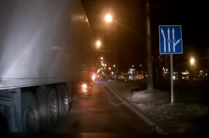 Kamionos tahó sávváltása Debrecenben