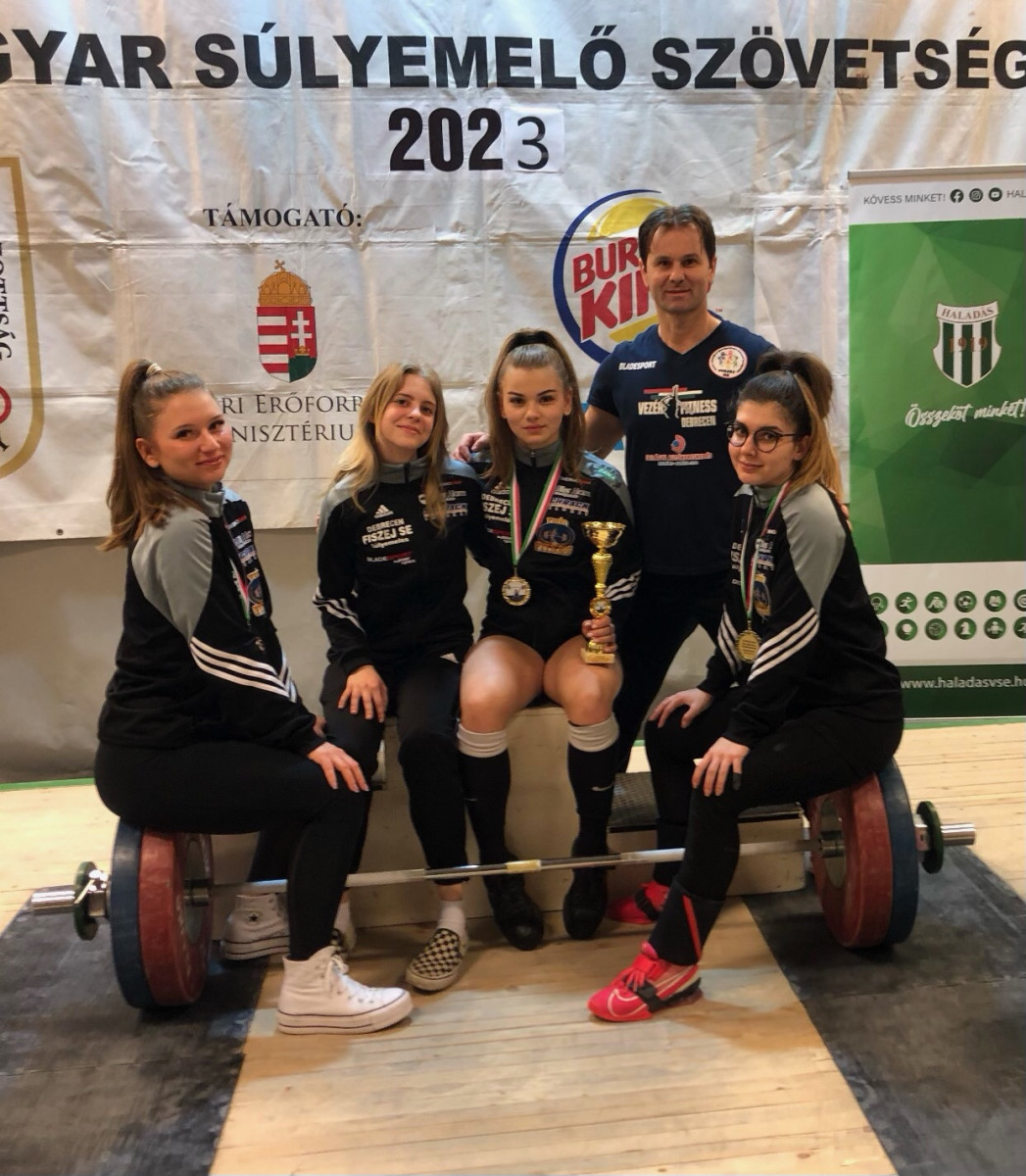 Lányok és Kecskés Zoltán