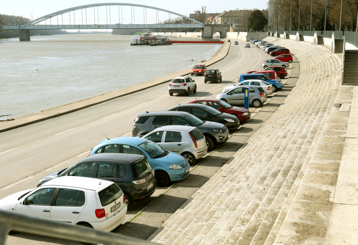 Szeged, Huszár Mátyás rakpart, rakpart, parkolás, autó, forgalom
