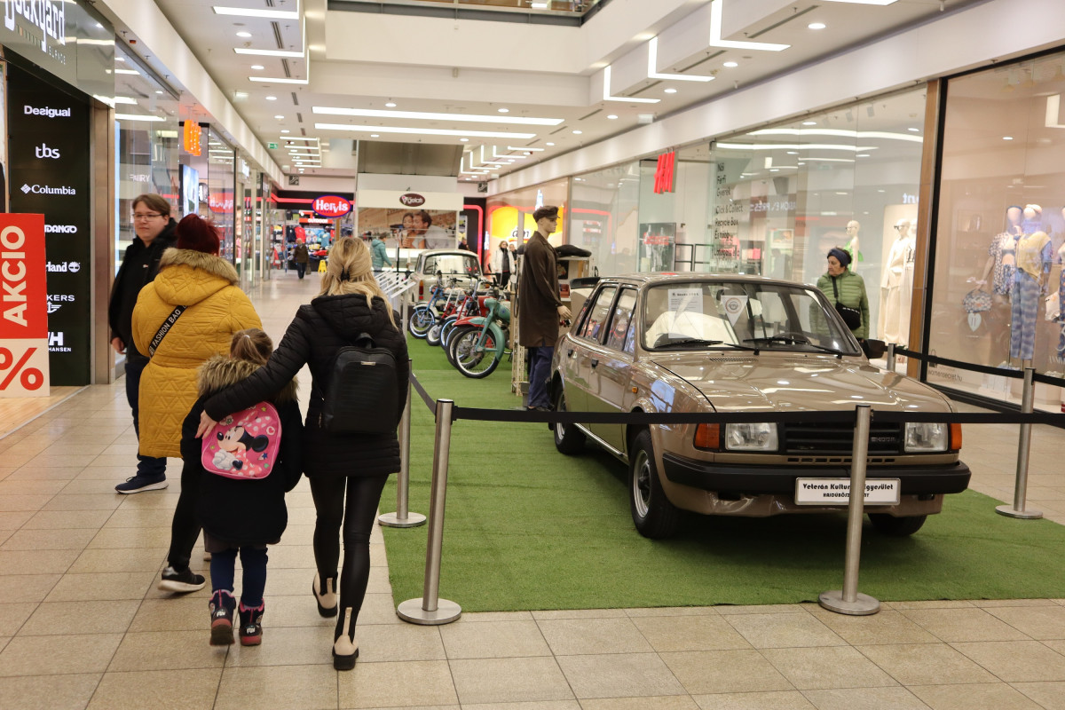 Retró kiállítás a Fórum Debrecenben