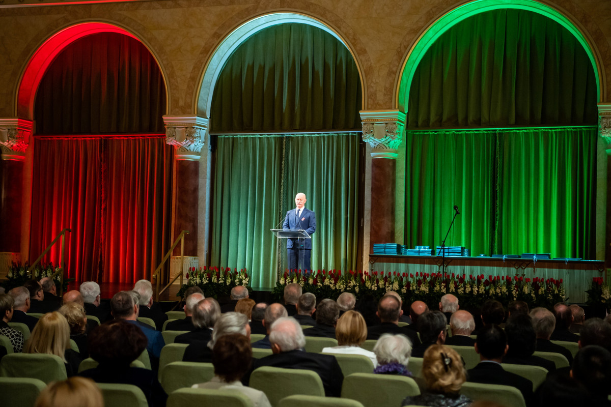 Csák János kulturális és innovációs miniszter beszédet mond az 1848-49-es forradalom és szabadságharc 175. évfordulójának tiszteletére adományozott állami kitüntetések és művészeti díjak átadásán a Pesti Vigadó dísztermében 2023. március 14-én. MTI/Balogh Zoltán