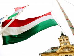 Szeged, március 15., Széchenyi tér, megemlékezés, városháza, zászló, lobogó