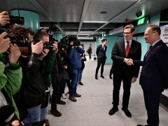 Metrószerelvény érkezik az M3-as metróvonal felújított Arany János utcai állomására az átadóünnepsége napján, 2023. március 20-án. Átadták a budapesti 3-as metró megújult Arany János utcai és Nyugati pályaudvari állomását; a felújítás költségeinek hozzávetőleg kétharmada uniós, egyharmada pedig hazai forrás. MTI/Mónus Márton