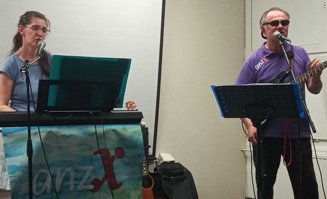 Dalba foglalja az anzX-csoport Petőfit Debrecenben