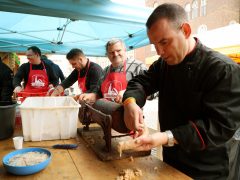 Szeged, Toros Pálinkafesztivál, böllérverseny, kolbász, süt, rendezvény, Dóm tér