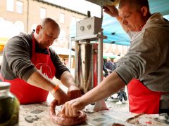 Szeged, Toros Pálinkafesztivál, böllérverseny, kolbász, süt, rendezvény, Dóm tér