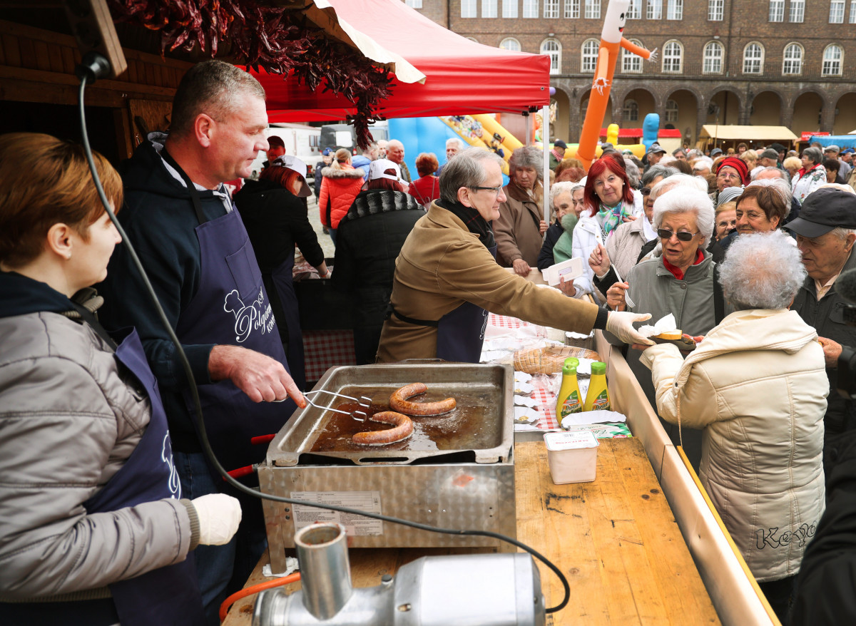 Szeged, Toros Pálinkafesztivál, böllérverseny, Botka László, kolbász, süt, rendezvény, Dóm tér