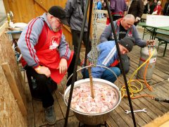 Szeged, Toros Pálinkafesztivál, böllérverseny, kolbász, süt, rendezvény, Dóm tér