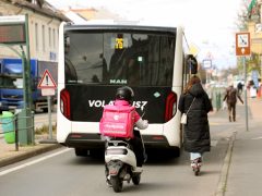 Szeged, Dugonics tér, zöld város, busz, roller, motor