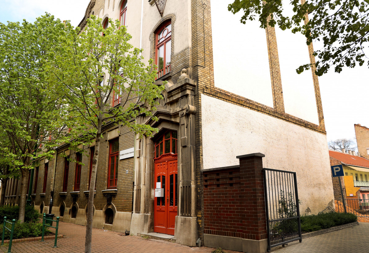 Szeged, Gutenberg utca, KÉSZ, irodaház, épít, belváros