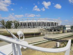 Az augusztusi budapesti atlétikai világbajnokság elkészült versenypályája az ebből az alkalmából tartott sajtóbejárás napján a Nemzeti Atlétikai Központban (NAK) 2023. április 26-án. A NAK-ban kialakított pályafelület aszimmetrikus, ennek köszönhetően a nézők mind a futó-, mind az ugró számoknál közelebbről követhetik majd a versenyeket. A Mondo borítású, világszínvonalú pálya rendkívül gyors és Magyarországon egyedülálló. MTI/Kovács Tamás