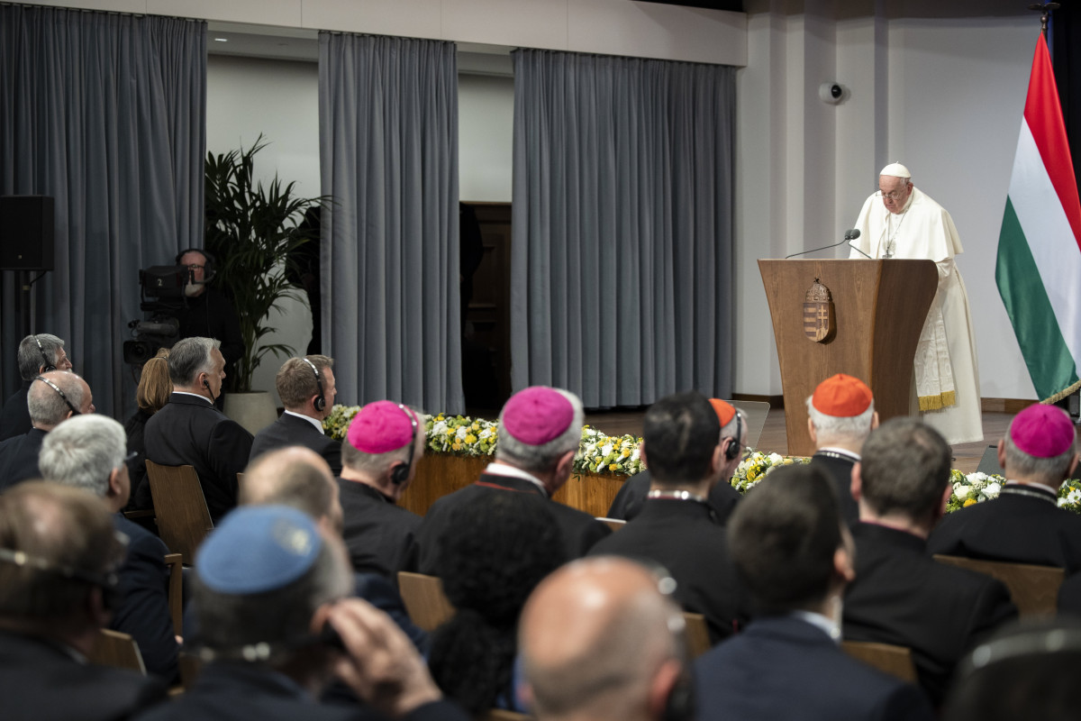 Ferenc pápa találkozója a Karmelita kolostorban