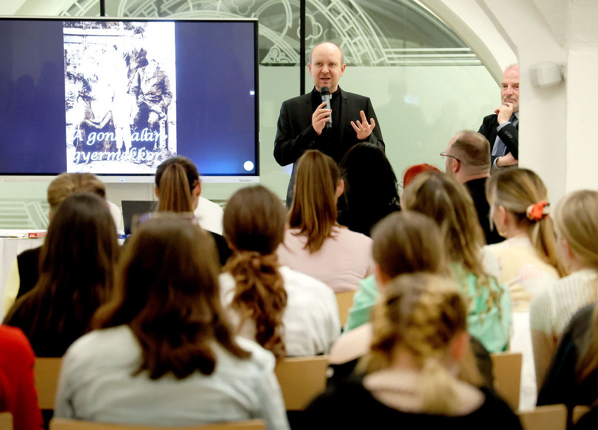 Szeged, Dóm Látogatóközpont, Bálint Sándor, vetélkedő, diákok