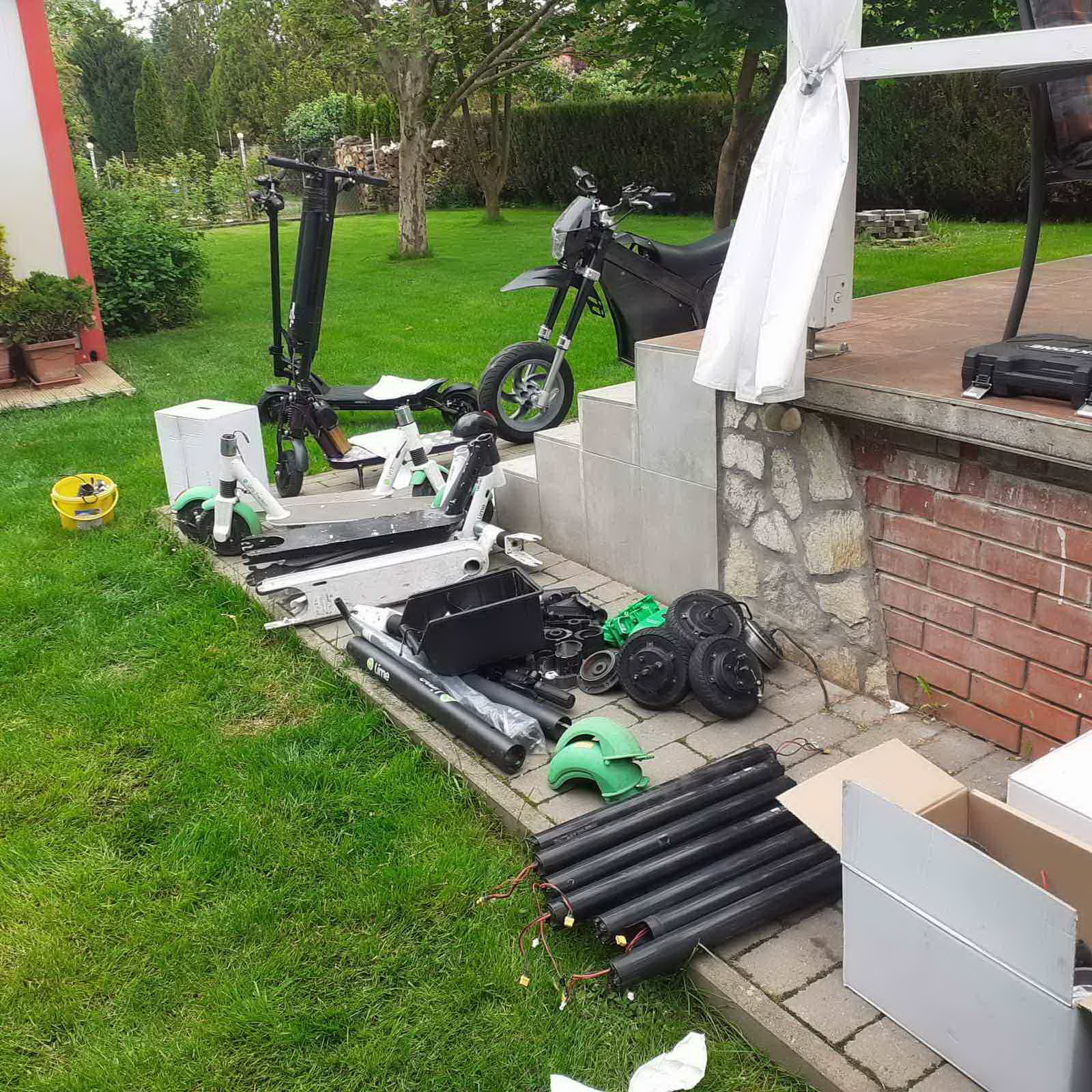 Tízmillió forint értékben lopott LIME e-rollereket öt férfi Szolnokon