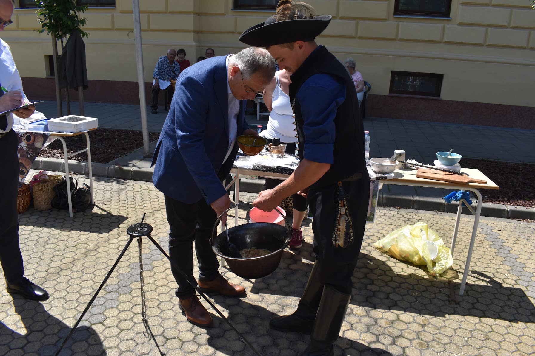 Kósa Lajos bográcsozik