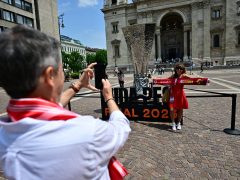 Az Európa-liga-trófea másolata a labdarúgó Európa-liga döntője előtt Budapesten, a Szent István-bazilika előtt 2023. május 30-án. Az olasz AS Roma és a spanyol Sevilla május 31-én este játszik a Puskás Arénában. MTI/Mónus Márton