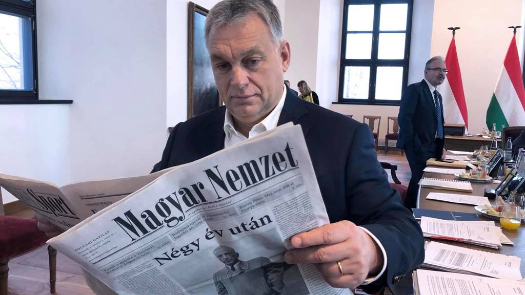 Orbán Viktor újságot olvas