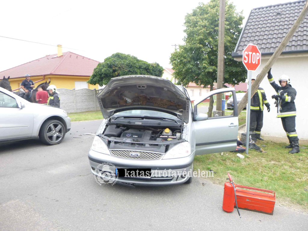 Két autó ütközött össze Mikepércsen