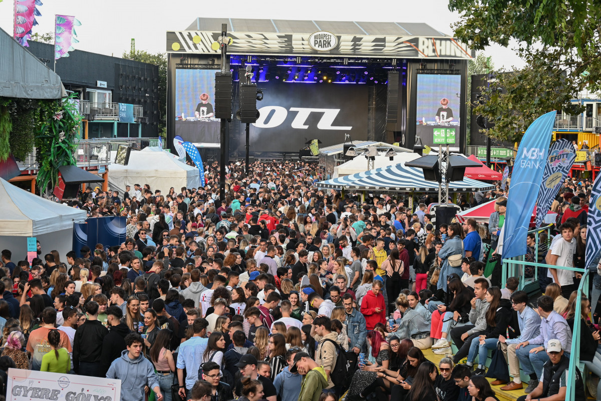 A Kulturális és Innovációs Minisztérium, az Oktatási Hivatal és a HÖOK Közhasznú Nonprofit Kft. közös szervezésében megrendezett Pont Ott Parti felvételi eredményváró rendezvény résztvevői a fővárosi Budapest Parkban 2023. július 26-án. Este 8 órakor nyilvánosságra hozták a felsőoktatási felvételi ponthatárokat, ezzel eldőlt, hogy a több mint 126 ezer jelentkező közül kik nyertek felvételt az egyetemekre. MTI/Máthé Zoltán