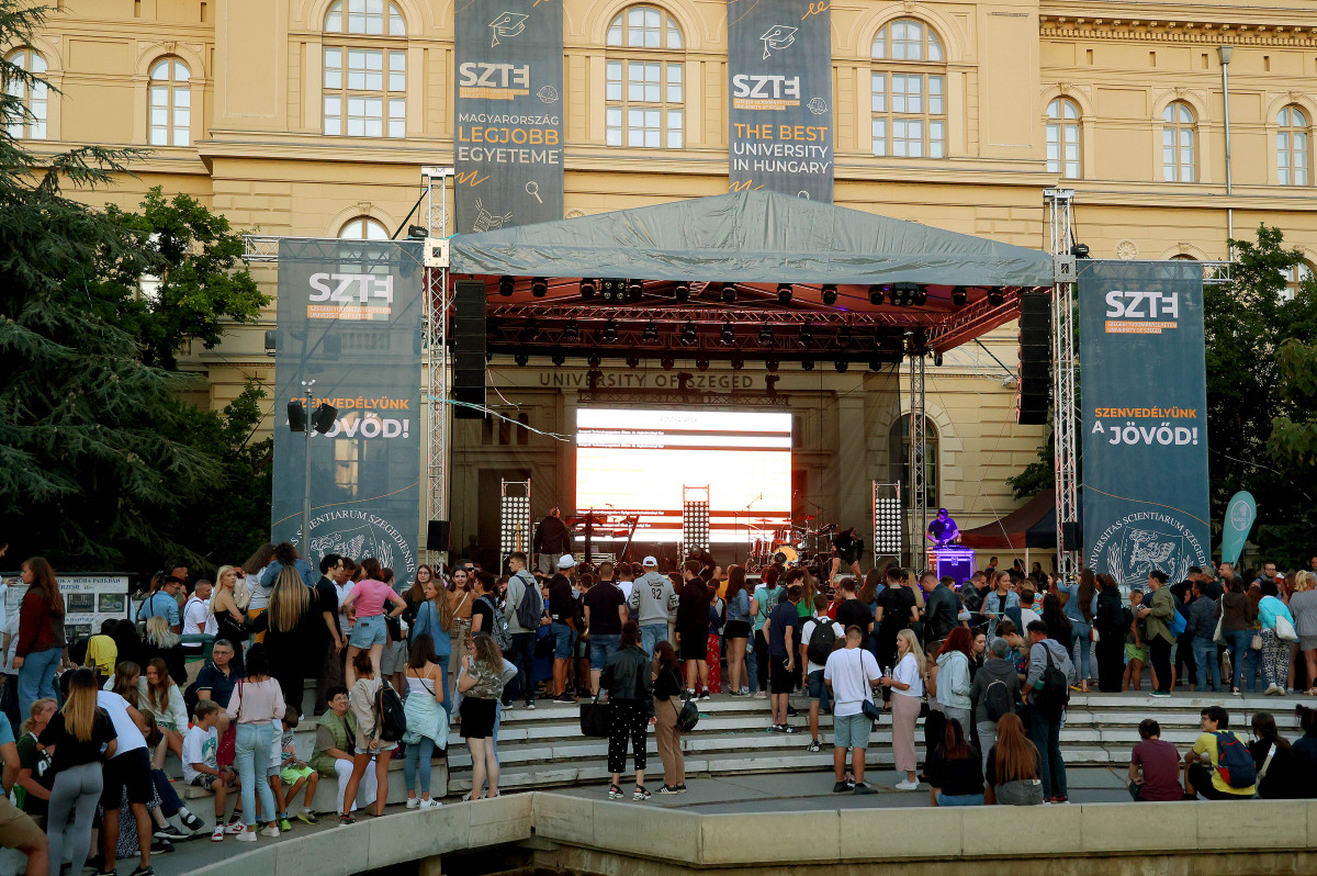 Szeged, Szegedi Tudományegyetem, SZTE, egyetem, Pont Ott Parti, Dugonics tér, felvételi ponthatárok kihirdetése, Honey Beast