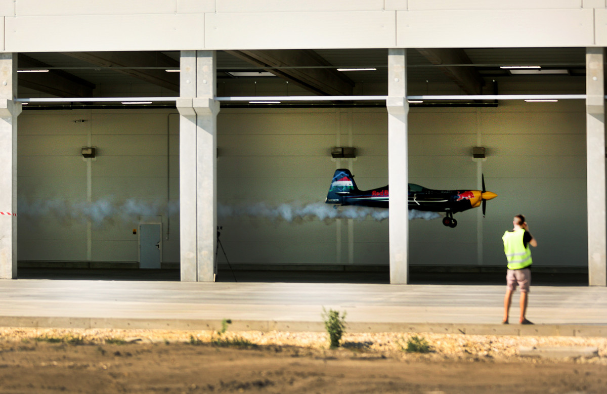 Szatymaz, CE Glass, üzem, gyár, gazdaság, csarnokavató, csarnok, Besenyei Péter, légi bemutató