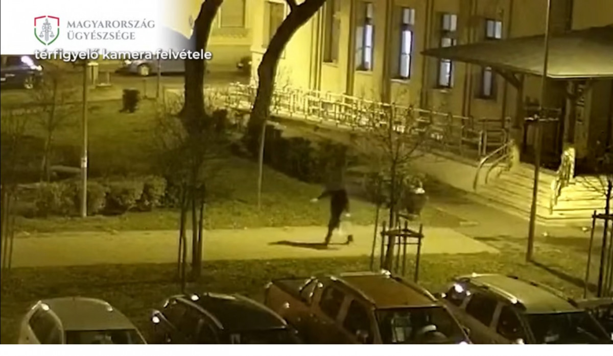 leöntötte vizzel a hajléktalant